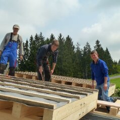GeMini DAch Hinterlüftung Günter Kerschhuber, Markus Blauensteiner und Achtung! Workshopteilnehmer wreden zur Arbeit eingeteilt... im Bild Rechts Oliver Schneider. vielen Dank!